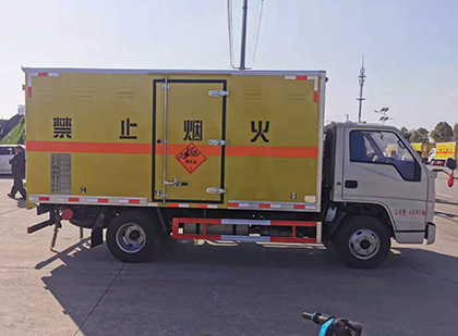 多文镇爆破器材运输车